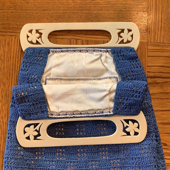 Vintage Cotton Crochet Bag Plastic Floral Handles - Picture 3 of 7